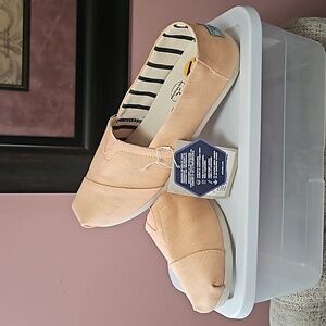 Toms canvas shoes size 11 Peach